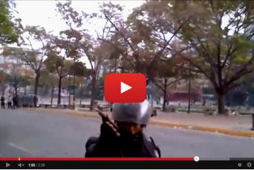 ¡INJUSTIFICABLE! En Video: Momento en el que un PNB maltrata a una mujer por grabar protestas