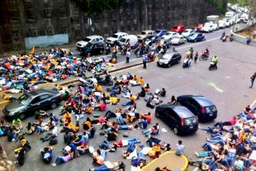 Estudiantes de la USB se acostaron frente al Túnel de La Trinidad como protesta + FOTOS