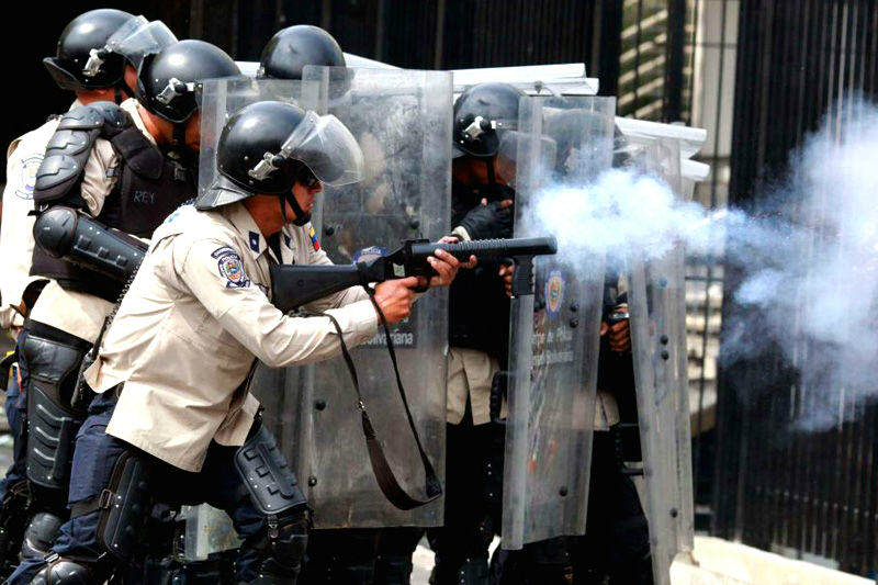 Antidisturbios durante las protestas de este martes en Caracas AFP 