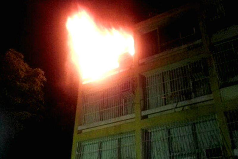 Asi-quedo-el-apartamento-quemado-en-los-Mangos-Guayana-800x533-001