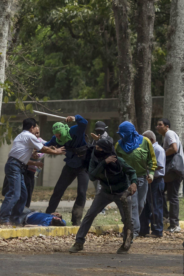 Ataque de colectivos armados contra estudiantes dentro de la UCV 3A Protestas  (1)-001