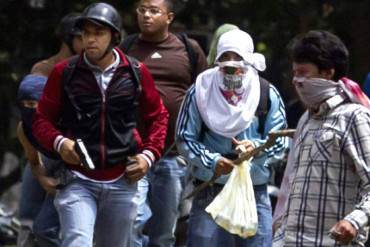 ¡GRAVE! Estudiantes ULA atacados por colectivos motorizados armados mientras protestaban