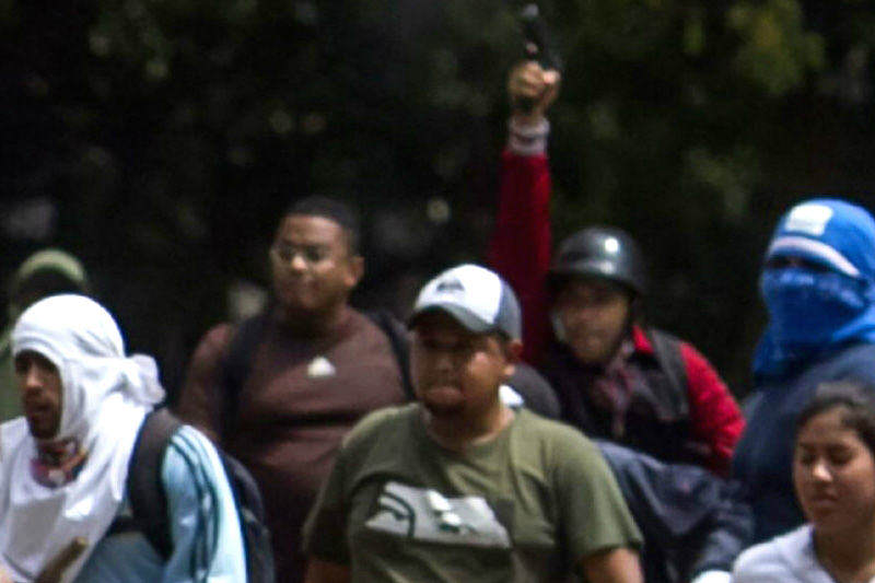 Ataque-de-colectivos-armados-contra-estudiantes-dentro-de-la-UCV-3A-Protestas--(3)-001