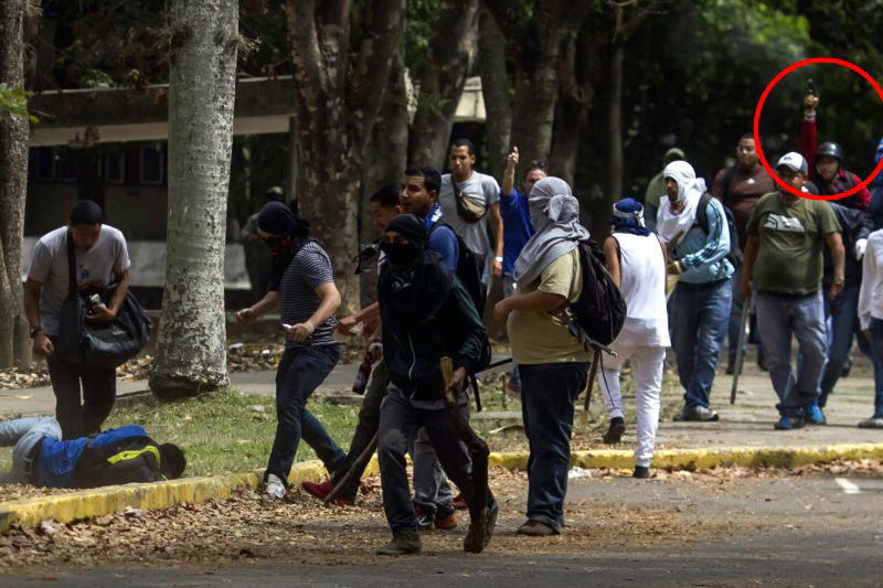 Ataque-de-colectivos-armados-contra-estudiantes-dentro-de-la-UCV-3A-Protestas--(4)-004