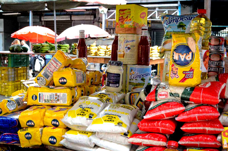 Buhoneros en Venezuela vendiendo productos regulados y alimentos basicos