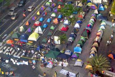 Jovenes frente a la ONU de Caracas denuncian ataque con gas lacrimógeno + Fotos