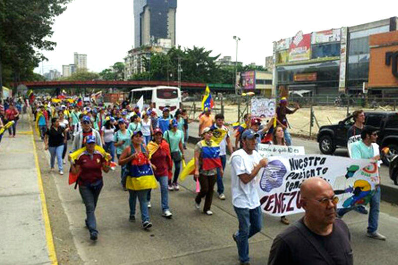 Con-estiercol-ciudadanos-protestaron-frente-a-la-Fiscalia-de-Carabobo-2-800x533-002