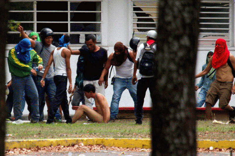 Desnudan a estudiante en La UCV en Protestas de Venezuela 