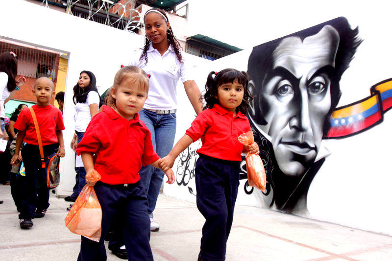 Escuelas-de-Venezuea-Adoctrinamiento-en-Colegios-Niños-800x533