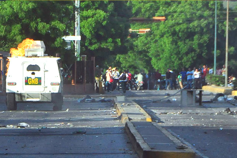 Estudiantes-de-la-Universidad-Fermin-Toro-(UFT)-Represion-en-Tachira-Venezuela-29A-(1)