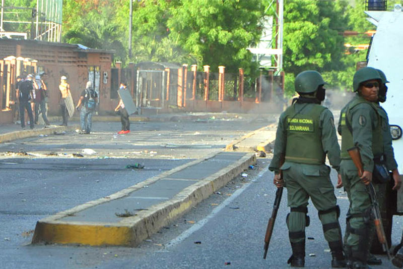 Estudiantes-de-la-Universidad-Fermin-Toro-(UFT)-Represion-en-Tachira-Venezuela-29A-(4)