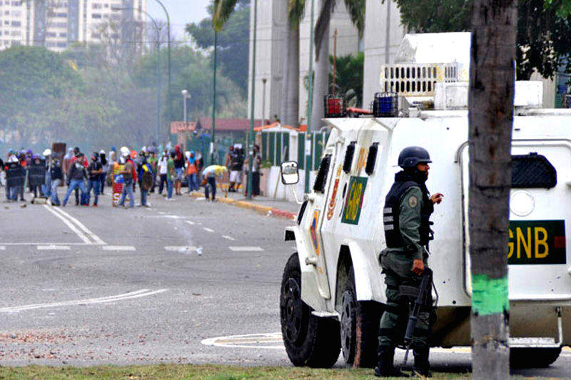 GNB en Fundalara Barquisimeto represion a Estudiantes en Protestas 