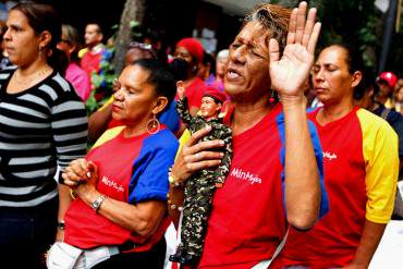 ¡ABERRACIÓN AL MÁXIMO! Chavistas veneran al fallecido Hugo Chávez como un Dios (+ Fotos)