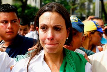 ¡RÉGIMEN ASESINO! Encapuchados arremeten contra María Corina Machado en Caricuao