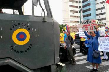 ¡EXCELENTE! Monja se una a la protesta y pregunta a militares: ¿Qué pensará Dios de ti? (Fotos)