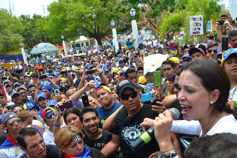 Maria-Corina-Machado-en-Maracaibo-23042014-800x533