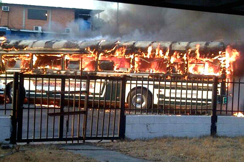 Queman-un-autobus-y-dos-gandolas-en-La-Isabelica-3-800x533-002