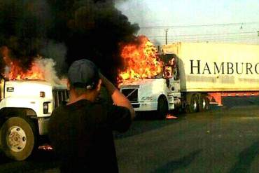 ¡LA CALLE PRENDIDA! Encapuchados prendieron fuego a un autobús en La Isabelica (Foto)