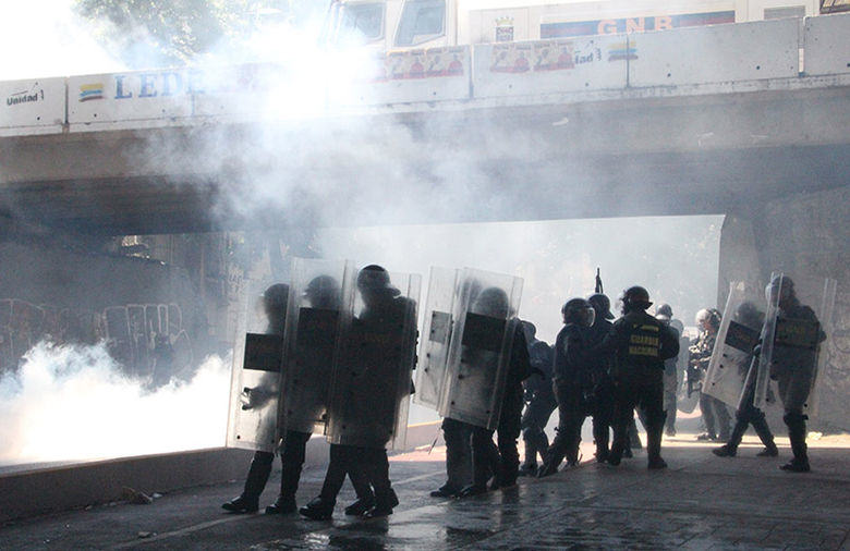 Represion Monte Bello GNB 13 Abril 2014 (28)