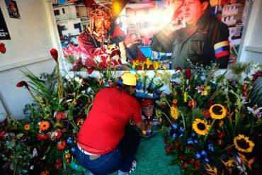 ¡POR FAVOR! Venezolanos acuden al Cuartel de la Montaña para pedirle al “Santo Chávez”: “Él es milagroso”