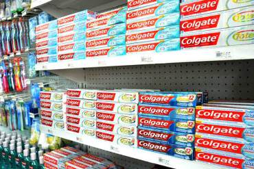 ¡SOBREVIVEN AL CAOS! Planta de Colgate Palmolive trabaja solo a 15% de su capacidad instalada