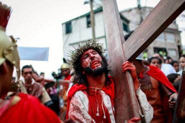 ¡IMPACTANTE! Así fue el viacrucis en el barrio El Nazareno de Petare (+ Fotos)