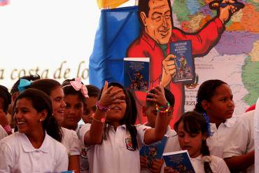 ¡A LA FUERZA! Obligan a alumnos de escuelas a pronunciar consignas políticas