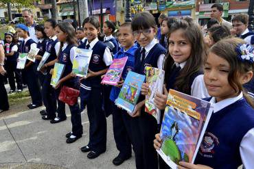 ¡FORMANDO AL HOMBRE NUEVO! Errores y propaganda abundan en libros educativos del gobierno