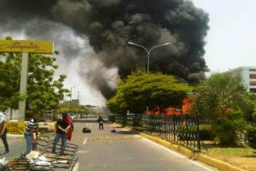 ¡CALLE PRENDIDA! Incendiaron un autobús en la Urbe de Maracaibo (+ Fotos)