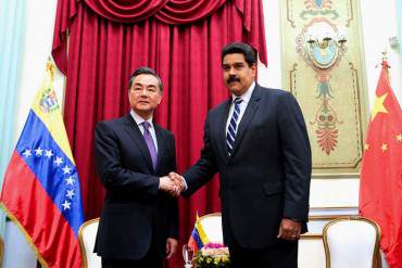 ¡PAÍS HIPOTECADO! Maduro anuncia que ofrecerá 1 millón de barriles de petróleo diarios a China