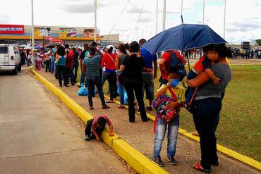 ¡SOCIALISMO FATAL! Muere niño al caerle portón encima mientras hacía LA COLA con su abuela