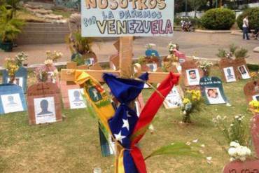 CRUCIFICAN LA BANDERA: «Jesucristo dio la vida por nosotros…Nosotros la daremos por Venezuela»