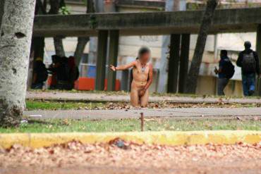 ¡IMPACTANTE! Colectivos armados golpean y desnudan a estudiantes en la UCV + Fotos + Video