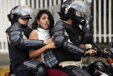 ¡CRUEL! Foro Penal: A algunos estudiantes los mantienen esposados sin darle agua por días