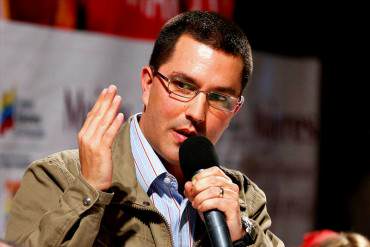 ¡MIENTEN CON DESCARO! Según Arreaza «las colas en comercios son una estrategia para crear caos»