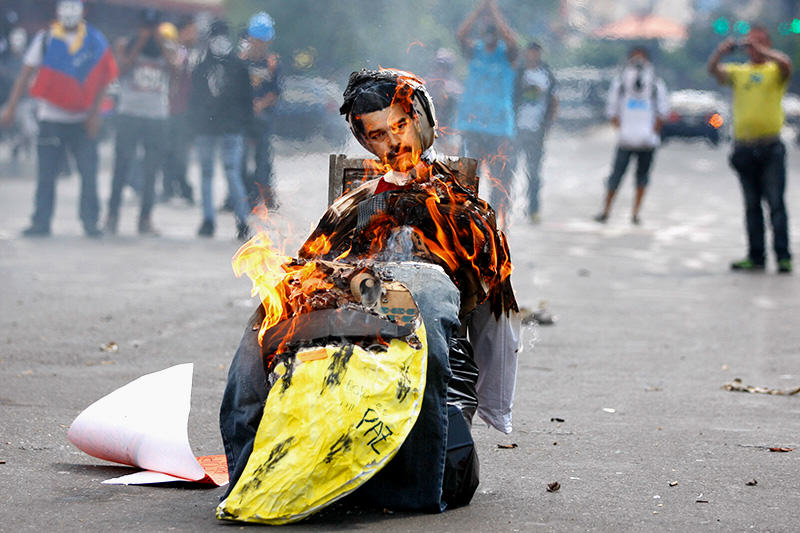 ¡AUNQUE USTED NO LO CREA! Jóvenes fueron detenidos por quemar Judas con cabeza de Maduro