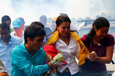 ¡BRUTAL REPRESIÓN! María Corina Machado afectada por bombas lacrimógenas + FOTOS