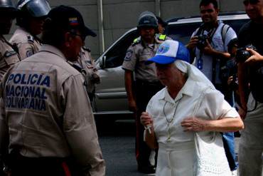 LA FOTO: Monja dialoga con PNB durante marcha en Chacao (+ Video)