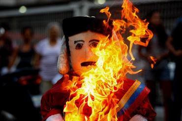 ¿FIN DEL RÉGIMEN? El dictador Nicolás Maduro arde en la hoguera