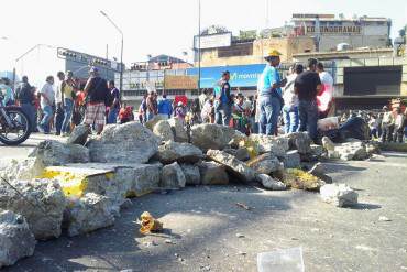 ¡SE ALZÓ PETARE! Buhoneros protestan con barricadas en la redoma de Petare #10A (Fotos)