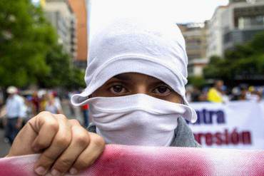 ¡BATALLA CAMPAL! Manifestantes y policías heridos tras fuerte enfrentamiento en Valencia