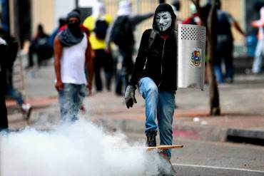 ¡ZONA DE GUERRA! Otro día de bombas lacrimógenas y fuerte represión en Chacao #17A (+ Fotos + Videos)