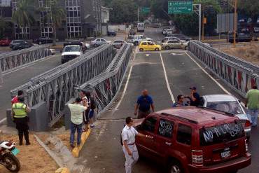 ¡ATENTOS! Reportan que cedió el puente que comunica la Francisco Fajardo con las Mercedes