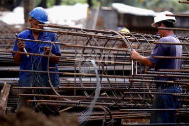 ¡LA PLATICA NO RINDE! Trabajadores exigen a Nicolás aumento general de salarios de 70%