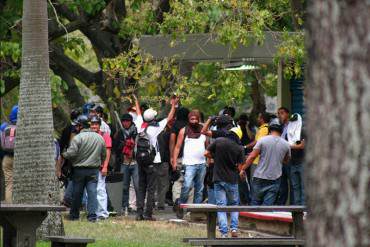 ¡CAOS! Siete estudiantes heridos luego de emboscada de paramilitares chavistas en la UCV