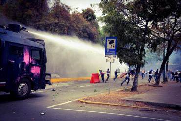 EN ESTE MOMENTO: Fuerte represión de la PNB contra estudiantes a la entrada de la UCV + Fotos