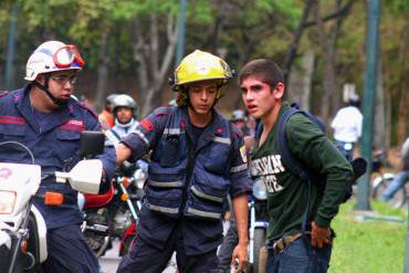 ¡SE SALVÓ! Estudiante agredido en la UCV se salva por poco de ser desnudado por colectivos + Fotos