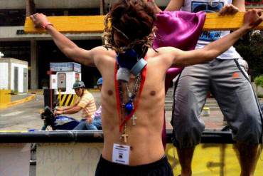 ¡NO SE CANSAN! Estudiantes representan el viacrucis frente a sede de la ONU en Caracas (+Fotos)