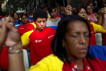 ¡LA SECTA COMUNISTA! Chavistas cambian el Padre Nuestro con adoración a «Chávez Nuestro»