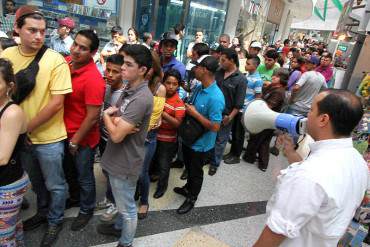 ¡MISERIA SOCIALISTA! Supuestos «precios justos» mantienen a venezolanos en una COLA eterna